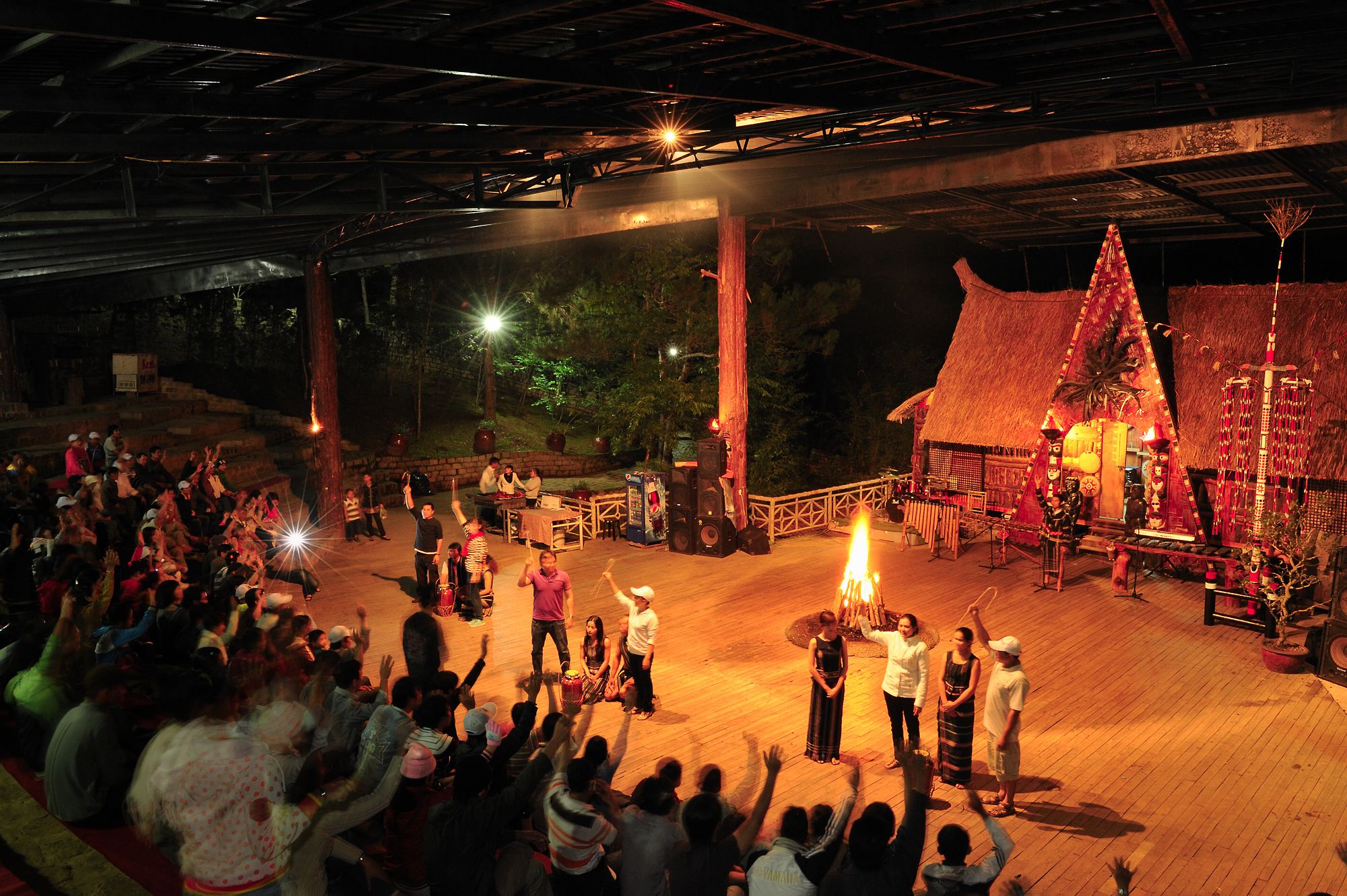 Sân khấu cồng chiêng